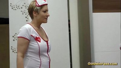 Chơi gangbang với cô y tá dâm loạn hàng to